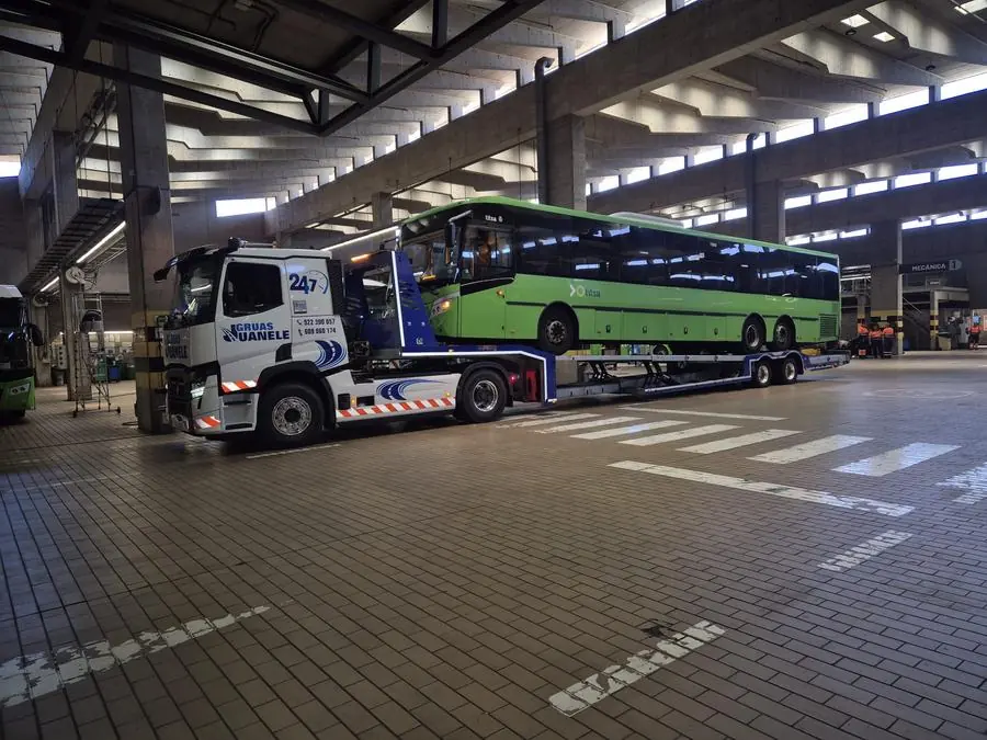 Transporte de autobús TITSA sobre góndola